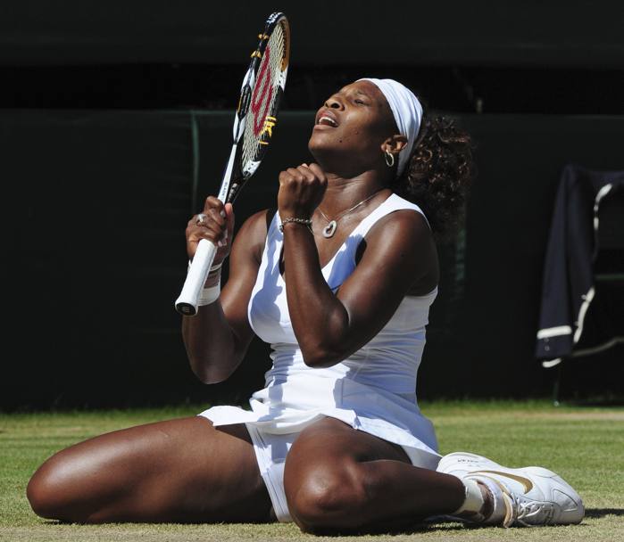 Wimbledon 2009: Serena esulta per il match point che le d la vittoria nella finale contro la sorella Venus (Ap)